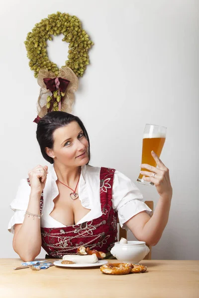 Bayerin Dirndl Mit Weißwürsten — Stockfoto