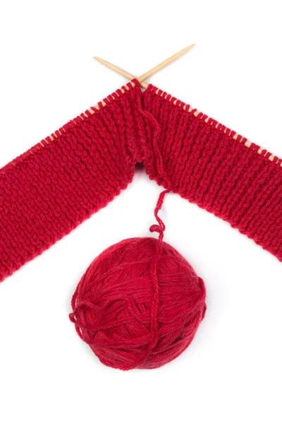 赤い糸の針を編む生活 手作りの工芸品 白地に隔離 — ストック写真