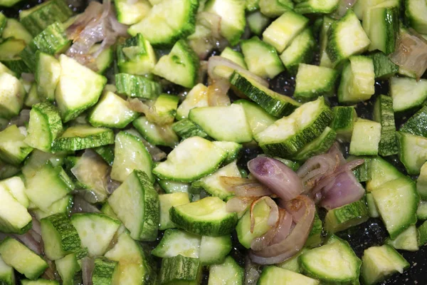 Färska Och Råa Små Räkor Med Hackad Zucchini — Stockfoto