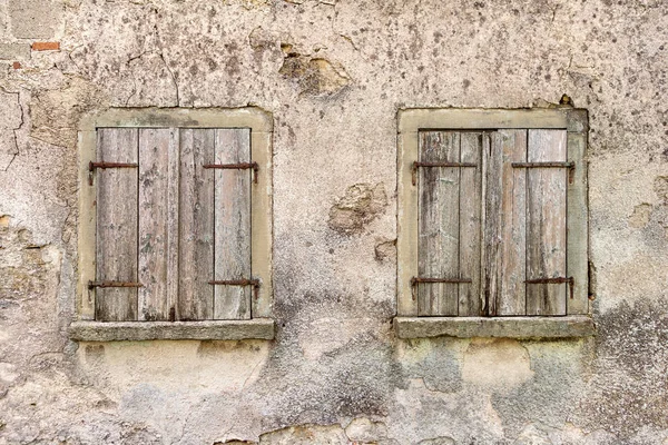 Deux Vieilles Fenêtres Avec Volets Fermés Gris Altérés — Photo