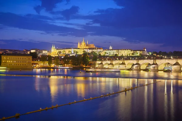 Vista Del Puente Charles Castillo Prague Hora Azul —  Fotos de Stock