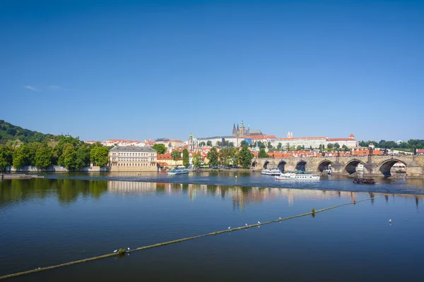 Kilátás Károly Híd Prágai Vár Nyáron — Stock Fotó