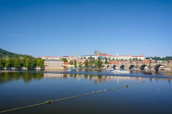 Uitzicht Karelsbrug Het Praagse Kasteel Zomer — Stockfoto