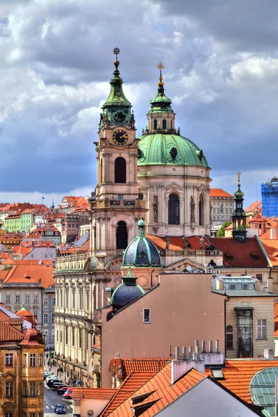 Noverlook Brightful Rooves Prague Czech Republic 劇的な曇天と聖ニコラス教会の眺め — ストック写真