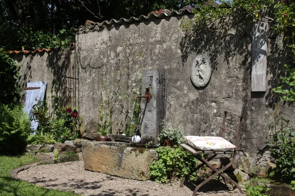 Rincón Jardín Con Silla Fuente —  Fotos de Stock