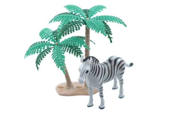 Mała Zabawka Zebra Drzewami Odizolowanymi Białym Tle — Zdjęcie stockowe