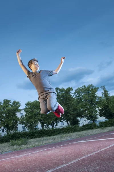 Ganzkörperansicht Eines Jungen Männlichen Teenagers Mit Einem Sprung Die Luft — Stockfoto