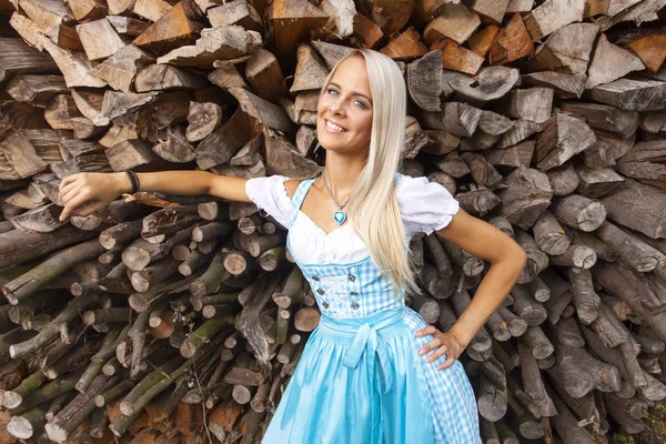 巴伐利亚的女人连衣裙 — 图库照片