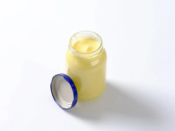 白底蛋黄酱罐 — 图库照片