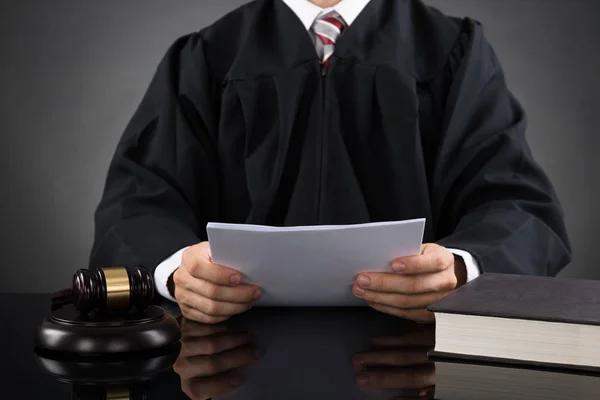 Cierre Del Documento Lectura Jueces Masculinos Los Tribunales — Foto de Stock