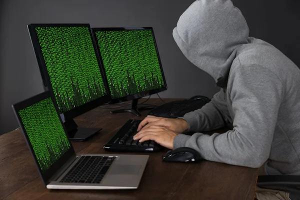 Hacker Tippen Auf Computern Mit Binärcode Schreibtisch — Stockfoto