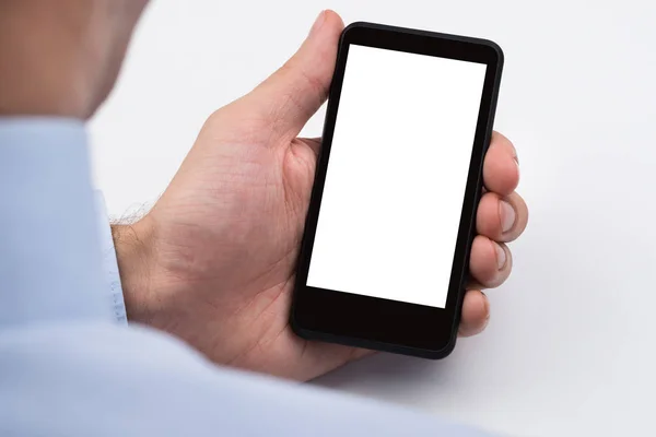 空白の表示と携帯電話を保持している実業家のクローズ アップ — ストック写真