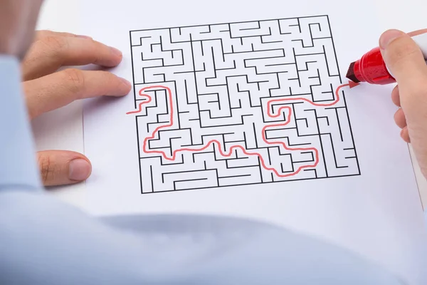 Close Persona Con Red Marker Pen Solving Maze Puzzle — Foto Stock