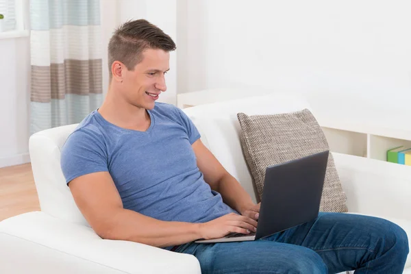 Young Man Using Laptop While Sitting Sofa — Stock Photo, Image