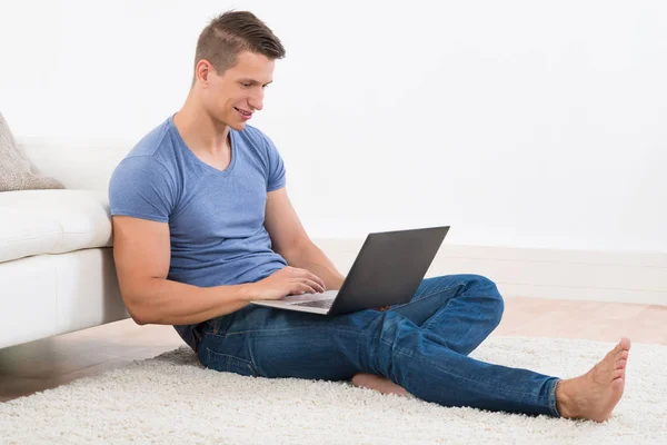 Young Happy Man Laptop Sitting Carpet Living Room — Stock Photo, Image