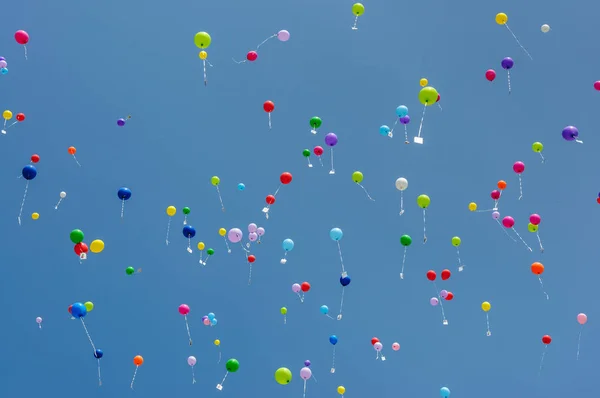 Bunte Luftballons Fliegen Den Blauen Himmel Mit Angehängten Karten — Stockfoto