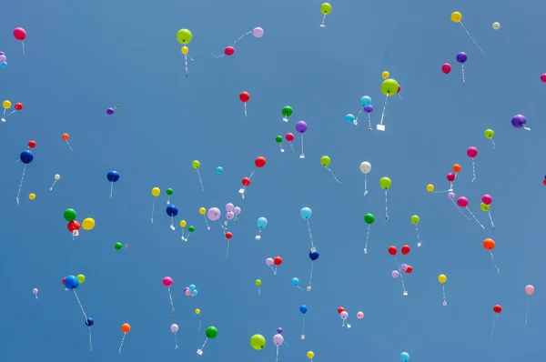 Palloncini Colorati Che Volano Nel Cielo Blu Con Schede Allegate — Foto Stock