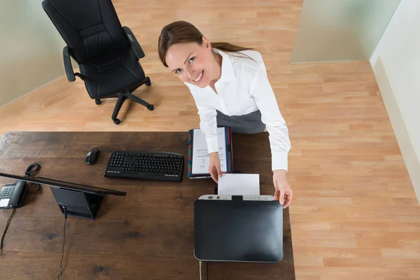 High Angle View Young Businesswoman Menggunakan Printer Desk Office — Stok Foto