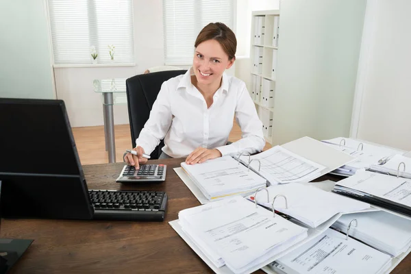 Happy Businesswoman Calcul Des Données Financières Avec Calculatrice Bureau — Photo