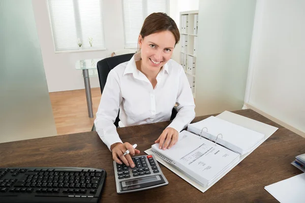 Foto Empresária Feliz Calculando Fatura Mesa — Fotografia de Stock