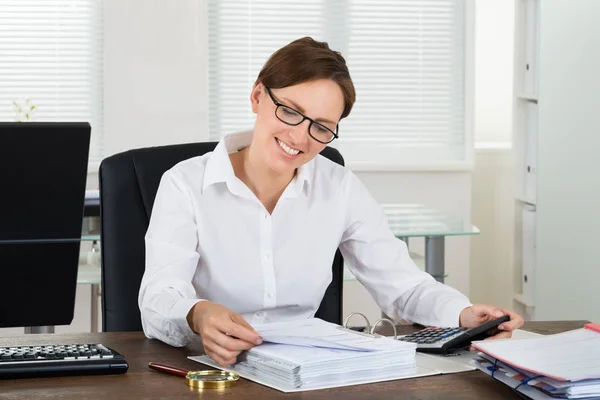 Feliz Mujer Negocios Calculando Impuestos Con Calculadora Escritorio — Foto de Stock