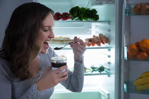 Junge Frau Isst Vor Kühlschrank Küche — Stockfoto