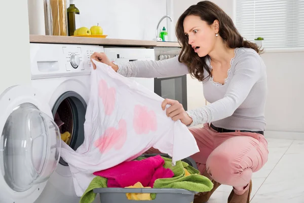 Choque Jovem Mulher Olhando Pano Manchado Cozinha — Fotografia de Stock