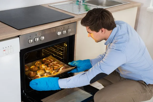 Jovem Tomando Assar Bandeja Com Pão Assado Forno Cozinha — Fotografia de Stock