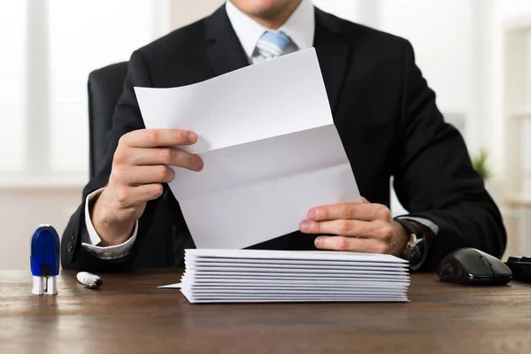 Zbliżenie Biznesmen Gospodarstwa Dokument Recepcji Biurze — Zdjęcie stockowe