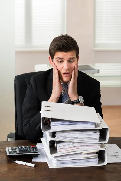 Stressé Jeune Homme Affaires Regardant Pile Dossiers Dans Bureau — Photo