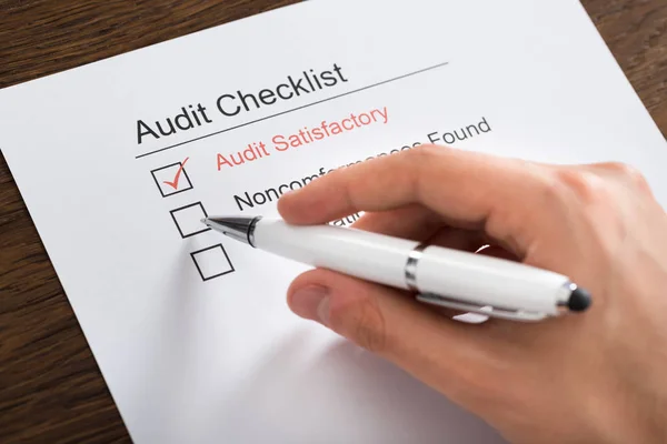 Close Person Hands Filling Audit Checklist Form Pen Desk — Stock Photo, Image