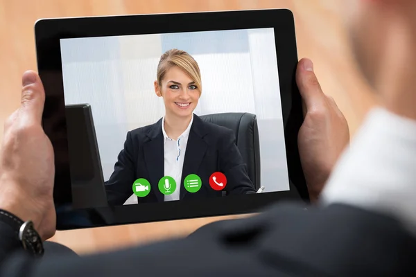 Közelkép Üzletemberről Videokatting Colleague Digital Tablet — Stock Fotó