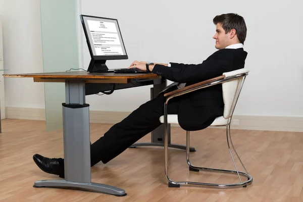 Empresário Inclinado Para Trás Sua Cadeira Trabalhar Computador Escritório Moderno — Fotografia de Stock