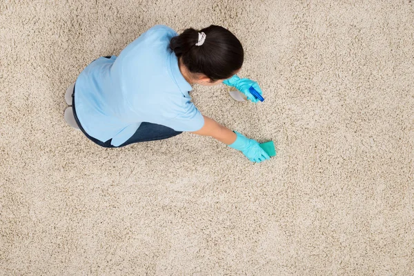 Junge Frau Putzt Teppich Mit Spülmittel Sprühflasche Und Schwamm — Stockfoto