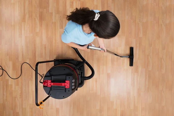 High Angle View Young Woman Cleaning Floor Vacuum Cleaner — Stock Photo, Image