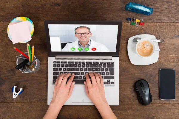 Närbild Person Videochatting Online Med Läkare Laptop — Stockfoto