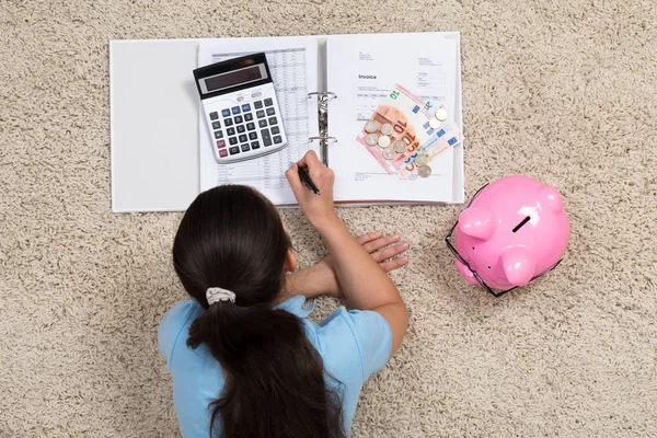 Young Woman Lying Carpet Doing Calculation Home — Stock Photo, Image