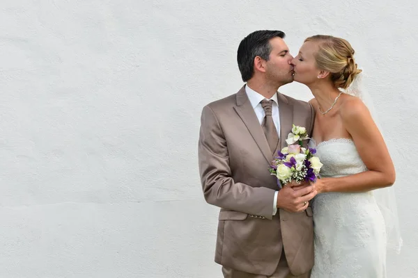 Recién Casados Disfrutando Del Tiempo Juntos — Foto de Stock