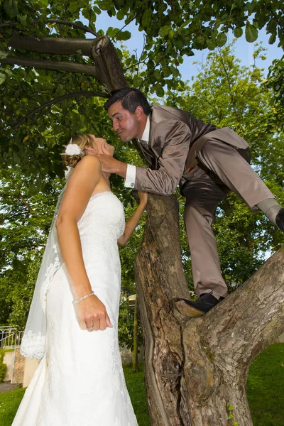Newlyweds Enjoying Time Together — Stock Photo, Image