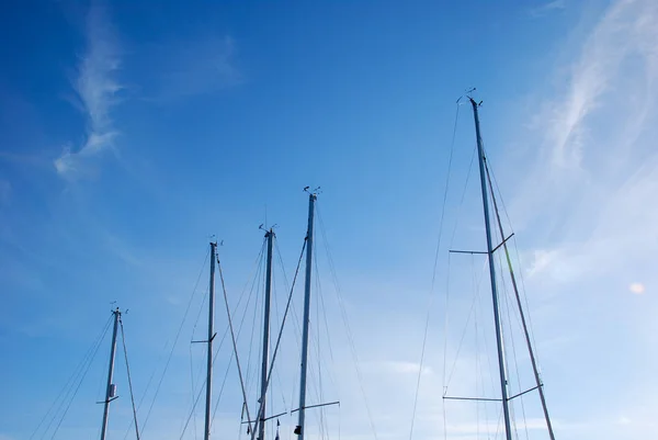 Mastros Barco Vela Uma Fileira Céu Azul Com Espaço — Fotografia de Stock