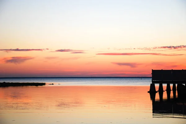 Farbenfroher Sonnenuntergang Mit Blick Auf Den Horizont Und Wasserspiegelungen — Stockfoto