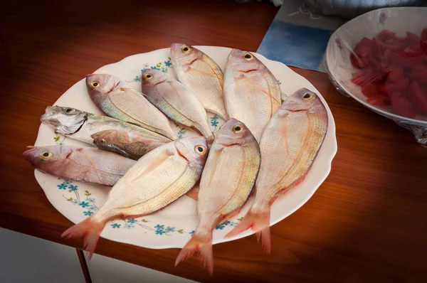 Tabakta Balık Tuttuktan Sonra Taze Balık — Stok fotoğraf