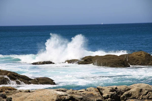 Lámání Vln Bretonském Pobřeží Atlantiku — Stock fotografie