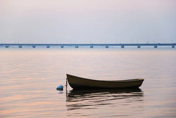 Stara Łódź Wiosłowa Zakotwiczona Spokojnej Zatoce Szwedzkim Mostem Oland Tle — Zdjęcie stockowe