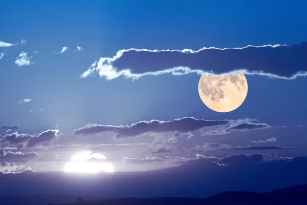 Sonne Und Mond Gleichzeitig Himmel Sehen — Stockfoto