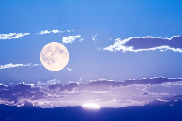 Сонце Місяць Можна Побачити Одночасно Небі — стокове фото