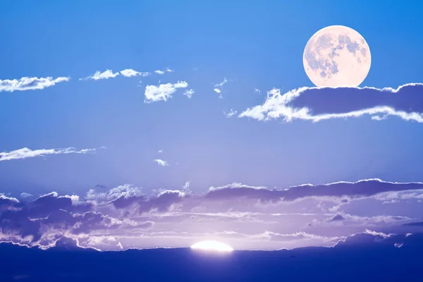 Сонце Місяць Можна Побачити Одночасно Небі — стокове фото