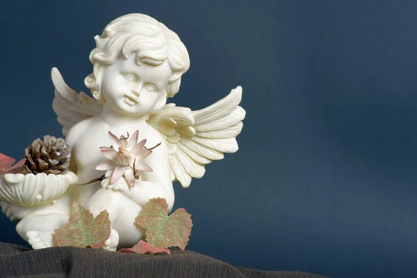 Фигура Ангела Сидящего Коричневой Ткани Цветами Осенним Убранством — стоковое фото
