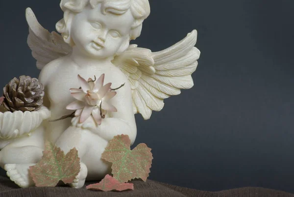 Hnědé Látce Sedící Andělská Figurka Květy Podzimní Výzdobou — Stock fotografie