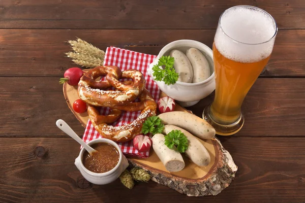 White Sausage Breakfast Sausages Pretzels White Beer Sweet Mustard Wooden — стоковое фото